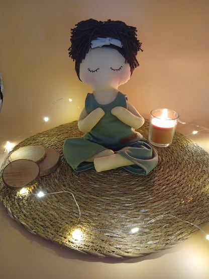 Muñeca MiYogi "Tierra" - RAICES con RITUAL y ACCESORIOS