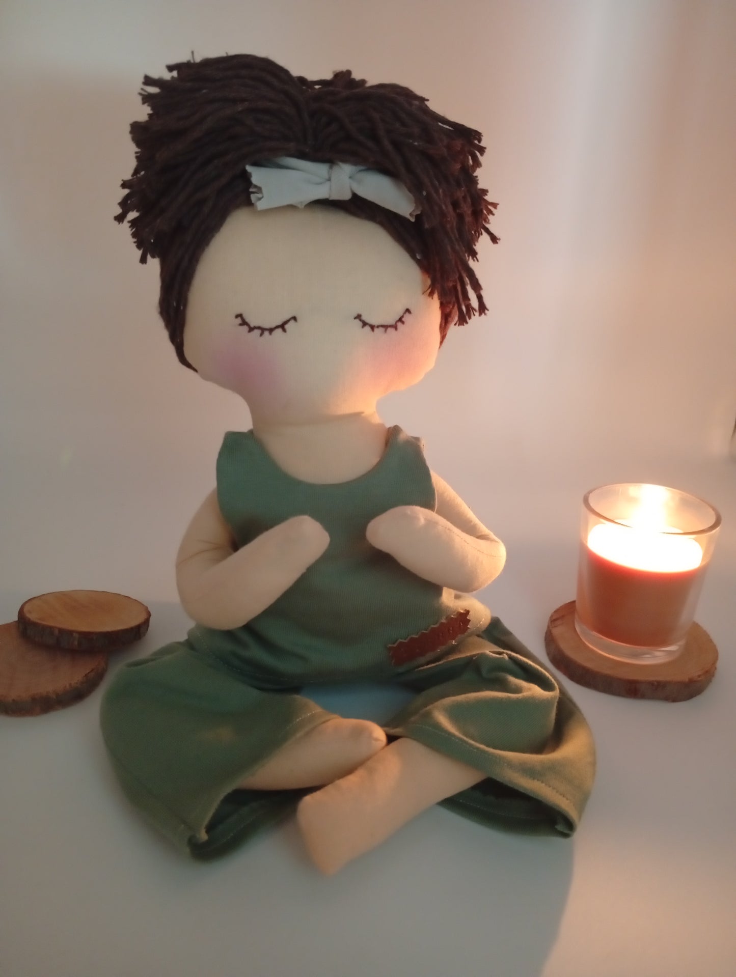 Muñeca MiYogi "Tierra" - RAICES con RITUAL y ACCESORIOS
