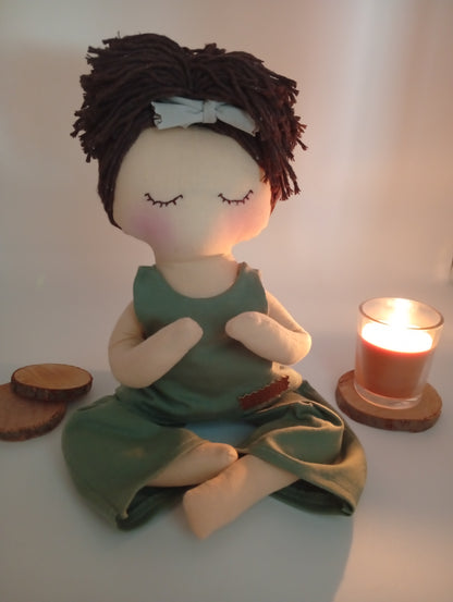Muñeca MiYogi "Tierra" - RAICES con RITUAL y ACCESORIOS