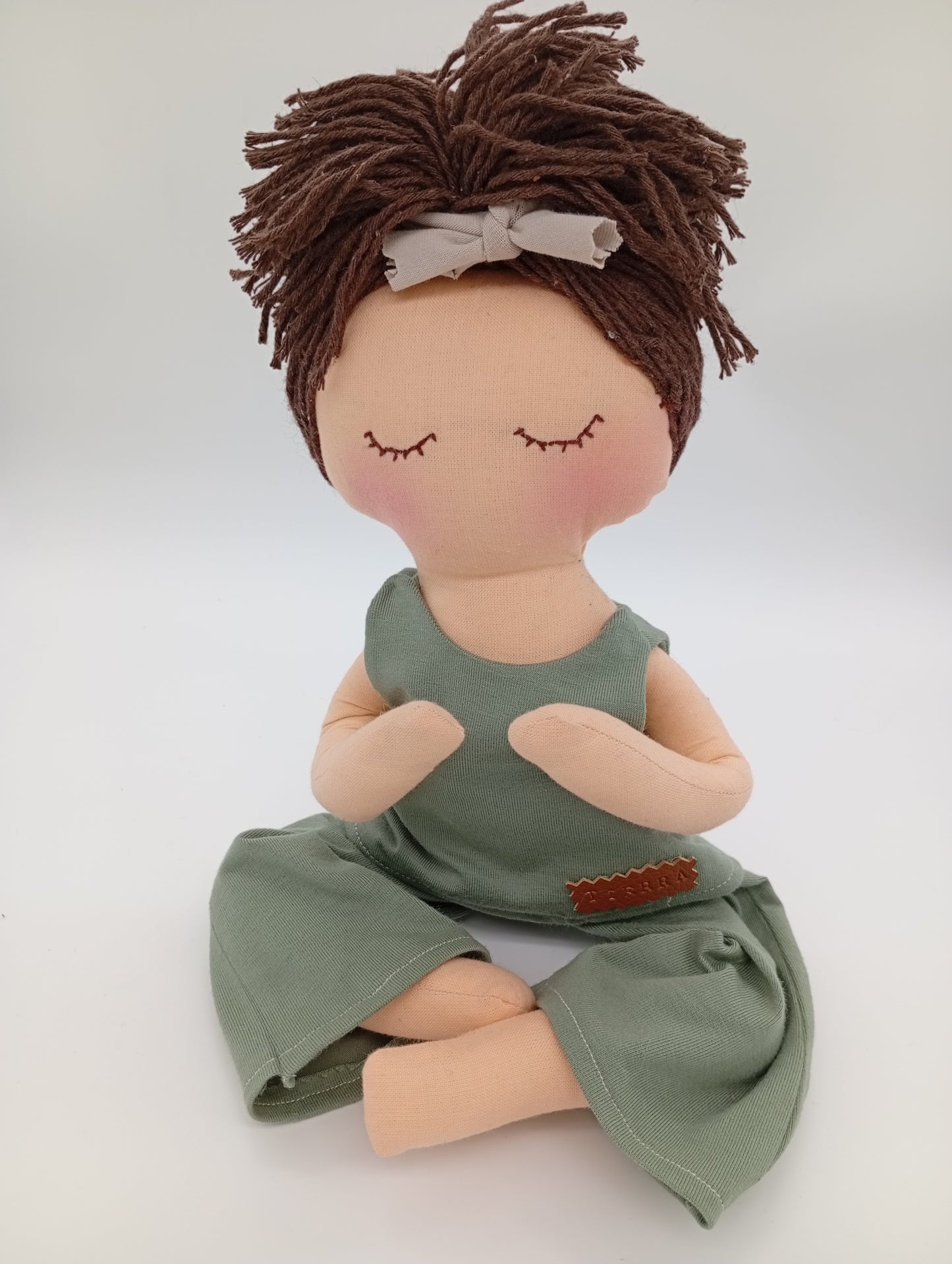 Muñeca MiYogi "Tierra" - RAICES con RITUAL y ACCESORIOS