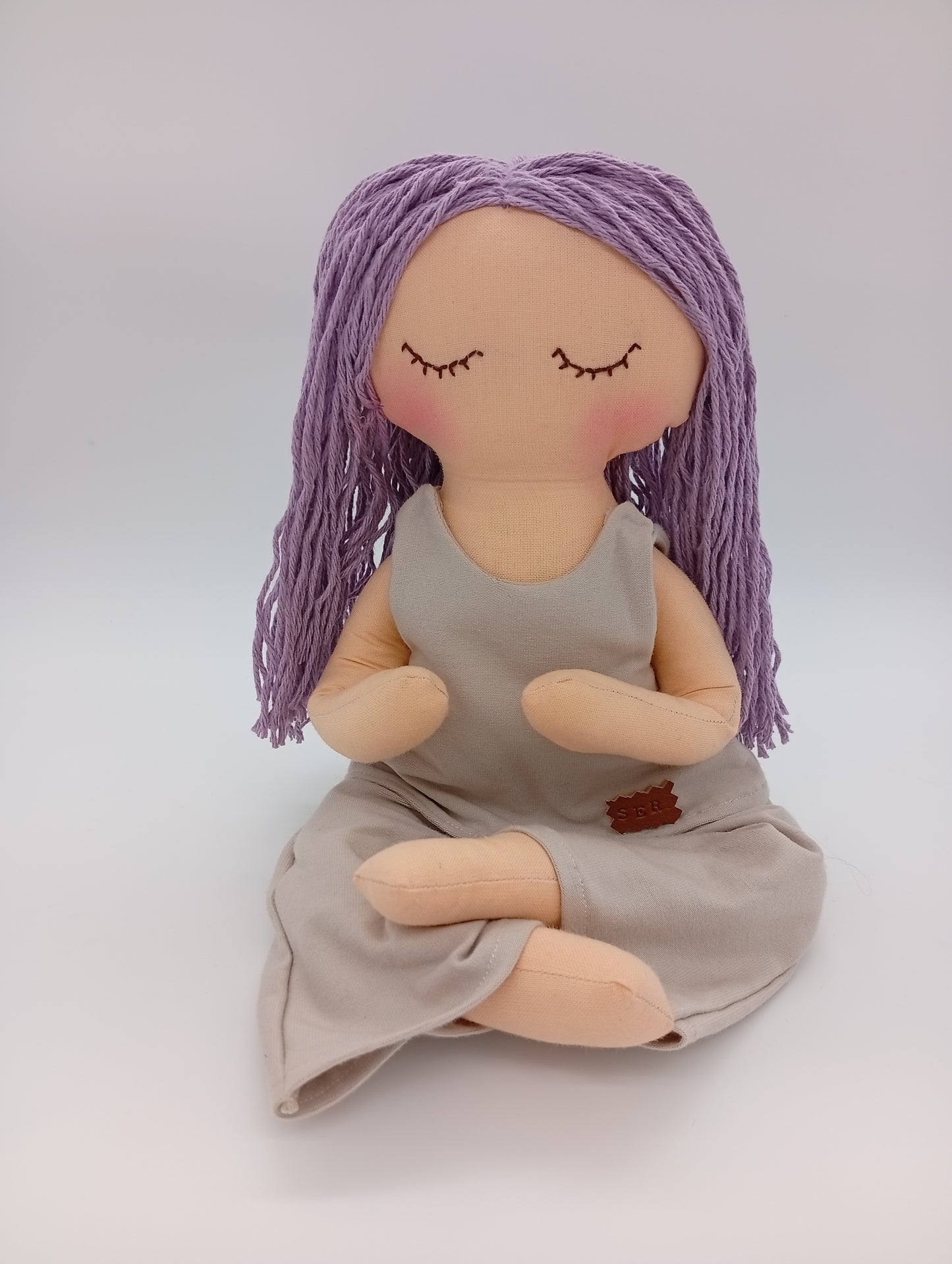 Muñeca MiYogi "Ser" - RAICES con RITUAL y ACCESORIOS